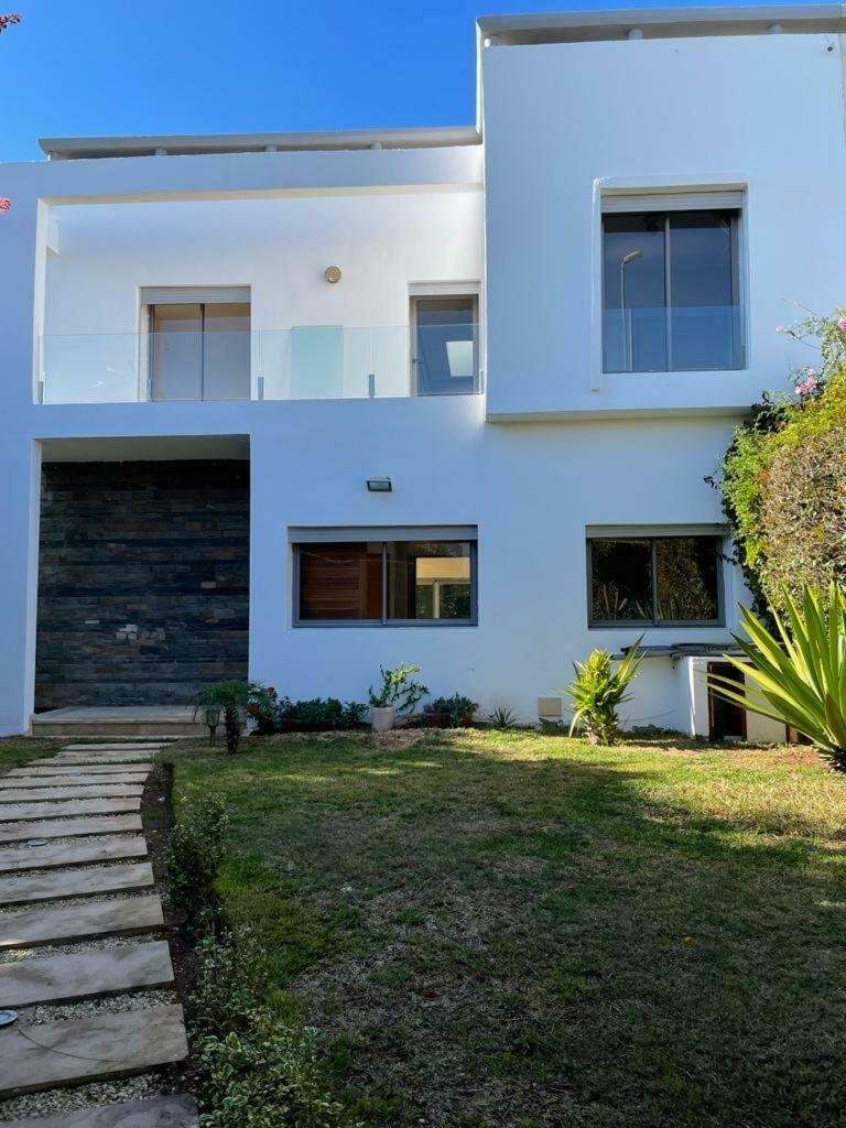 Villa en vente avec jardin et piscine à DAR BOUAZZA