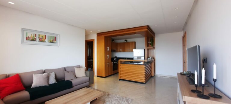 À Casablanca, studio neuf avec terrasse à louer 11000 DHS  par mois