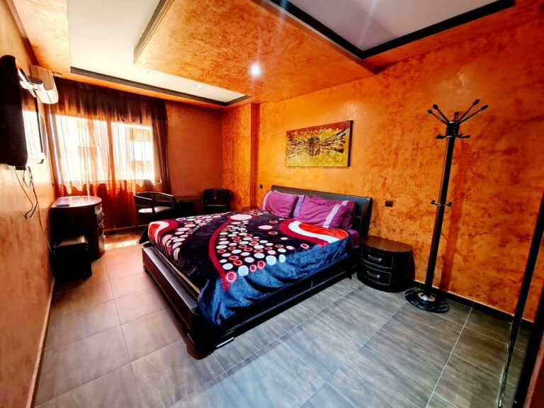À Casablanca, appartement avec balcon en location