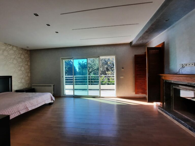 Villa de 350 m²  à la location