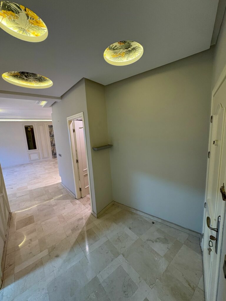 Appartement vide 2chambres – Triangle d’Or – 169m²