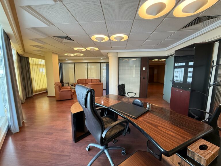 Bureau semi-équipé 131 m²- à louer